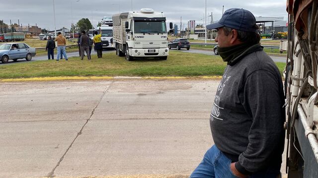 Río Cuarto. camioneros en la rotonda en ruta A005 intersección con calle Unión de los Argentinos. (Tomy Fragueiro/ La Voz)