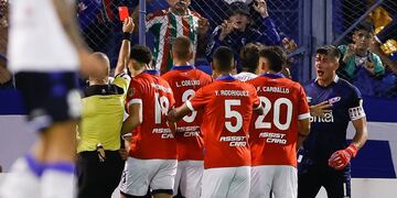 José Florentín vio la roja por pegarle un rodillazo a Sergio Rochet.