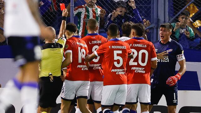 José Florentín vio la roja por pegarle un rodillazo a Sergio Rochet.