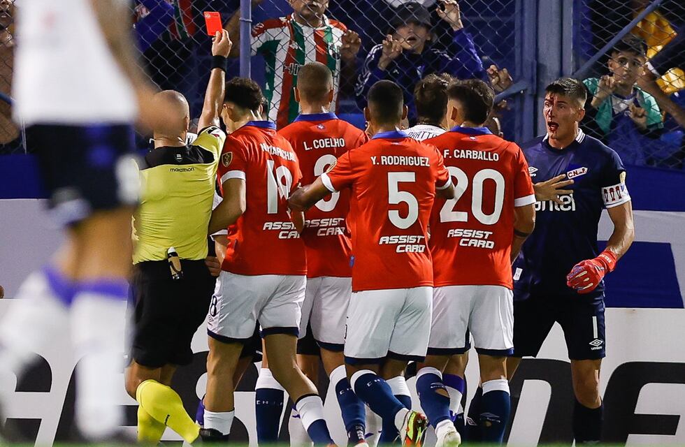 Vélez: brutal rodillazo y expulsión para José Florentín ante Nacional