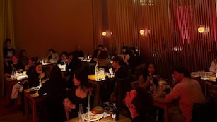 El restaurante combina comida, arte, música y tragos en un histórico rincón de Córdoba.