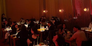 El restaurante combina comida, arte, música y tragos en un histórico rincón de Córdoba.