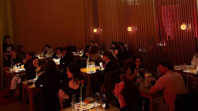 El restaurante combina comida, arte, música y tragos en un histórico rincón de Córdoba.