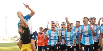 Líder. Calidad Rodríguez al frente de los festejos por otro ascenso.