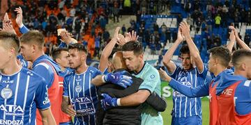 Festejo y abrazo entre el técnico Orsi y el arquero Espínola luego del triunfo ante Central Córdoba.
