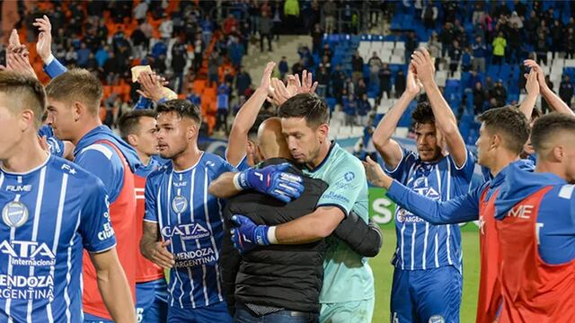 Festejo y abrazo entre el técnico Orsi y el arquero Espínola luego del triunfo ante Central Córdoba.