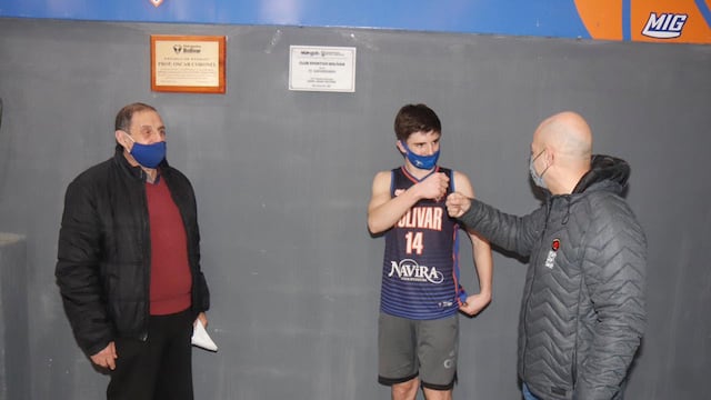 Reconocimiento del intendente de Carlos Paz al Club Sportivo Bolívar en su 75° aniversario.