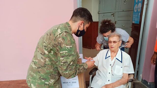 Josefa fue a ejercer su derecho a votar a sus 97 años.