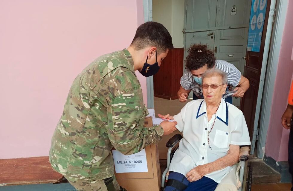 Elecciones 2021: la votante del día es una santiagueña de 97 años