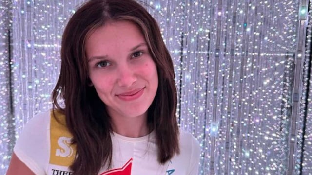 La actriz de Stranger Things Millie Bobby Brown mostró una tanga ultra XS y un body con transparencias de su colección y causó furor