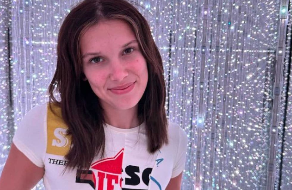 Millie Bobby Brown, la actriz de Stranger Things, mostró un body con transparencias y la ropa interior “invisible” de su colección