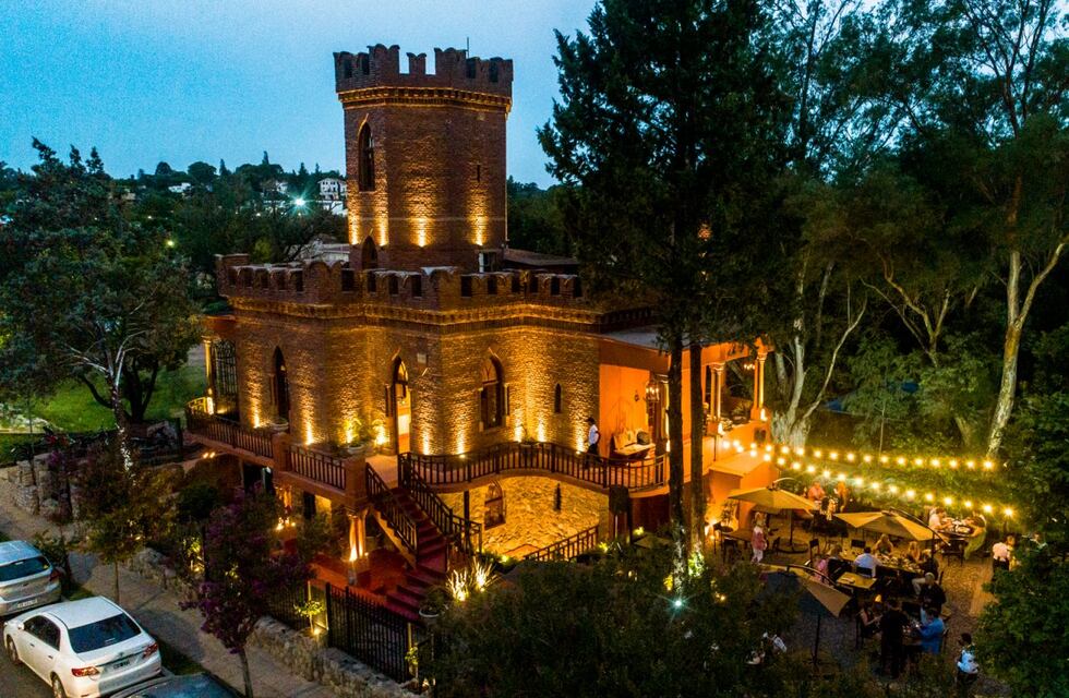 Una joya oculta en las Sierras de Córdoba: cómo es el castillo de 5 pisos con origen italiano