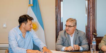 Raúl Jalil y Eduardo Córdoba firman acuerdo para optimizar la conectividad urbana.