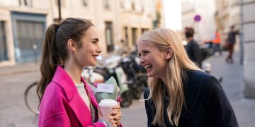 Lily Collins y Camille Razat, "Emily" y "Camille" en la serie "Emily en París" (Netflix)