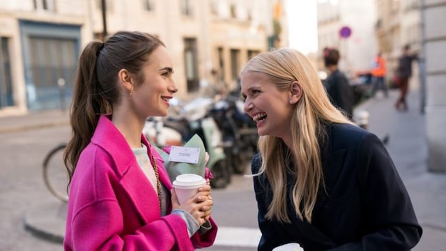 Lily Collins y Camille Razat, "Emily" y "Camille" en la serie "Emily en París" (Netflix)