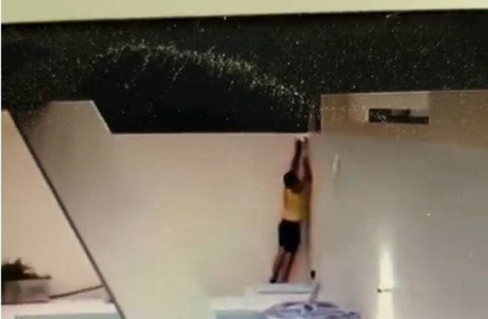 Crespo: ladrón quedó filmado mientras trepaba el tapial para ingresar a una vivienda