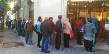Largas colas en el ingreso a los bancos (Vía Santa Rosa)