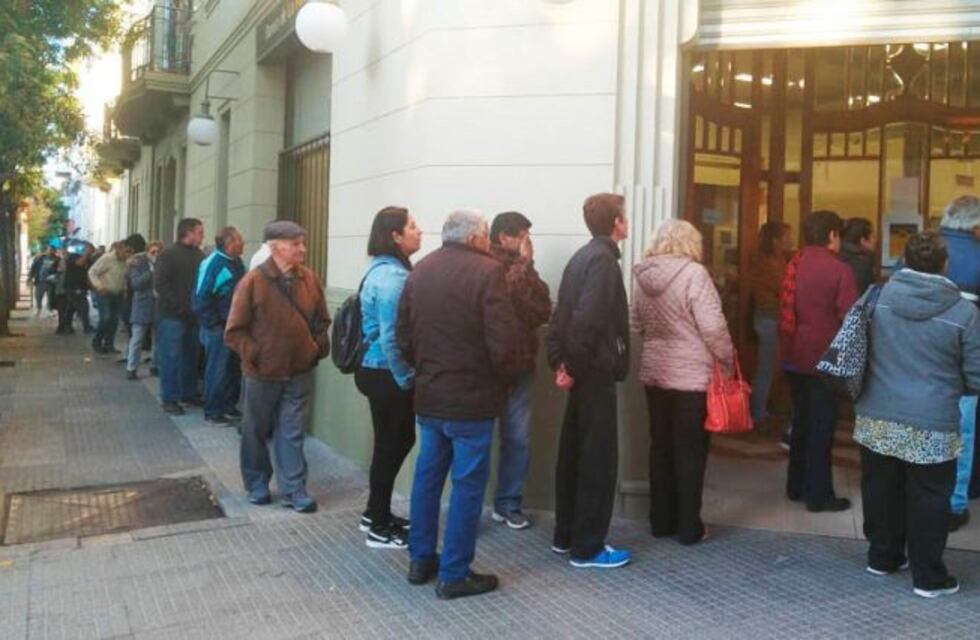 Largas colas y gente nerviosa en la reapertura de los bancos de Santa Rosa