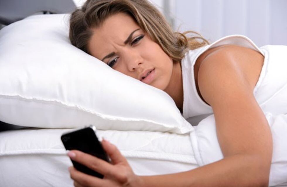 Qué pasa en tu cerebro cuando revisás el celular al despertarte