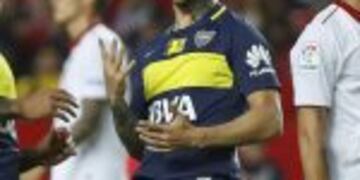 SEVILLA, 11/11/2016.- El jugador del Boca Juniors Benedeto (c) celebra el primer gol ante Kranevitter (d), del Sevilla, durante el partido correspondiente al VIII Trofeo Antonio Puerta, en memoria del futbolista fallecido, disputado esta noche en el estadio Ramu00f3n Su00e1nchez Pizjuu00e1n de la capital sevillana. EFE/Julio Muu00f1oz sevilla espau00f1a Dario Benedetto campeonato torneo trofeo antonio puerta futbol futbolistas partido sevilla boca juniors