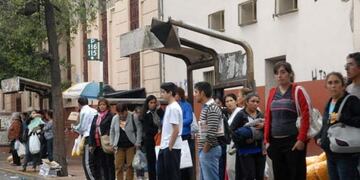 Los usuarios de seis lineas de colectivos esperan que el conflicto se solucione lo más rápido posible\u002E