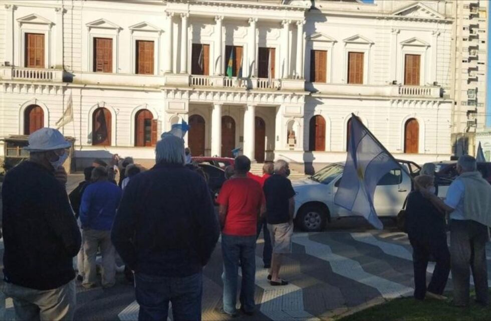 Banderazo en Azul: protesta contra el Gobierno Nacional en Plaza San Martín