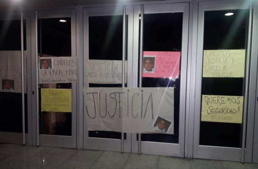 Empapelaron tribunales de Jesús María pidiendo justicia