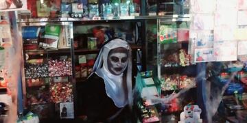 El original disfraz de una kiosquera para Halloween\u002E