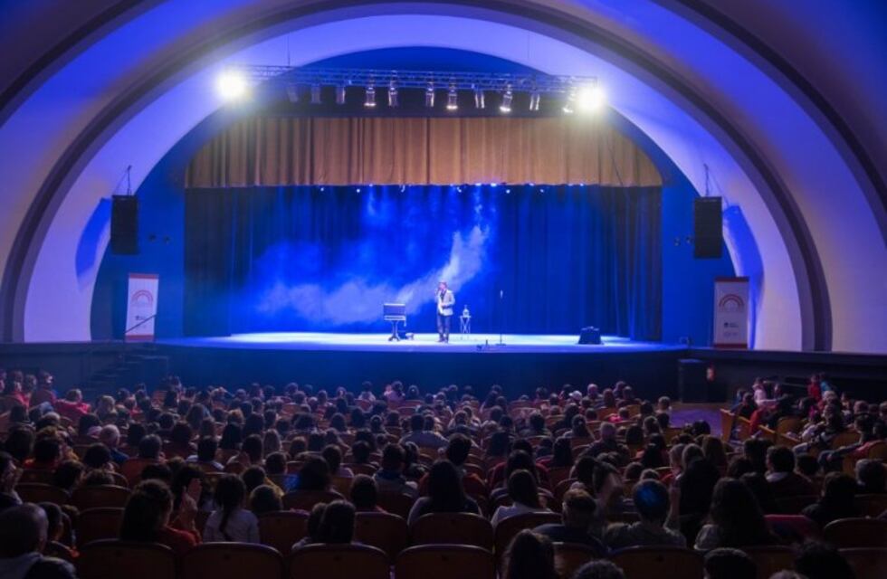 El Cine Teatro Monumental Sierras vibró en una noche a pura magia