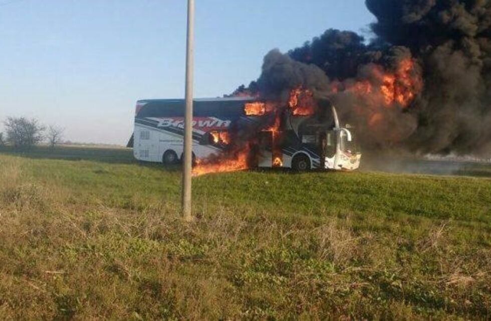 No quedó nada: un colectivo que iba hacia Salta se prendió fuego cerca de Rosario