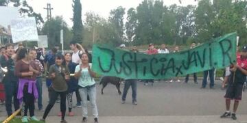 Familiares y amigos de Rivero se concentraron frente a la Comisaría Tercera\u002E (El Informante)