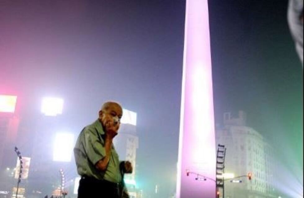 Cómo cuidarse de los efectos de la nube de humo que invade la ciudad