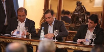 Imagen archivo\u002E El Gobernador de Corrientes, Gustavo Valdés, el intendente capitalino, Eduardo Tassano, y el titular del Plan Belgrano, Carlos Vignolo, presentaron un concurso de ideas para el desarrollo urbano del puerto\u002E (Foto: @gustavovaldesok)