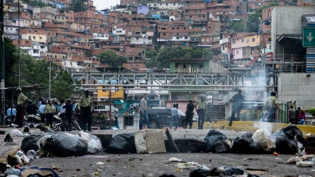 TOPSHOT - View of a street blocked with garbage bags during a protest against Venezuelan President Nicolas Maduro in Caracas, on May 2, 2017.nVenezuelan President Nicolas Maduro called for a new constitution Monday as he fights to quell a crisis that has led to more than a month of protests against him and deadly street violence. The opposition slammed the tactic as a
