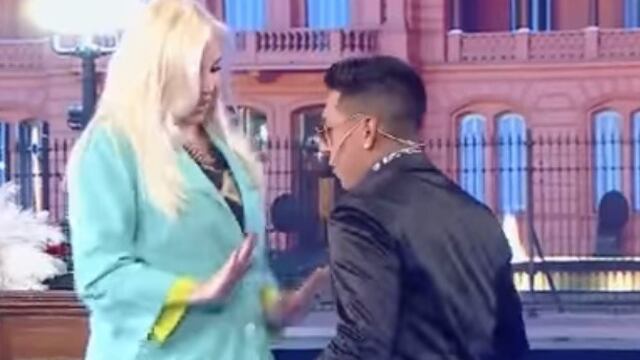Brian Sarmiento hizo bailar a Susana en el sketch de la empleada pública\u002E (Captura de pantalla)