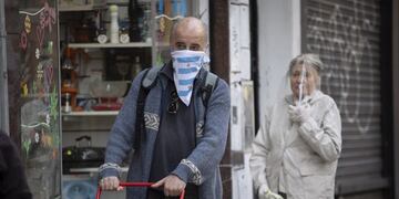 Personas con mascarilla y otras protecciones contra el coronavirus en Argentina\u002E (dpa)
