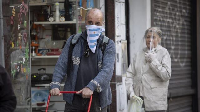 Personas con mascarilla y otras protecciones contra el coronavirus en Argentina\u002E (dpa)