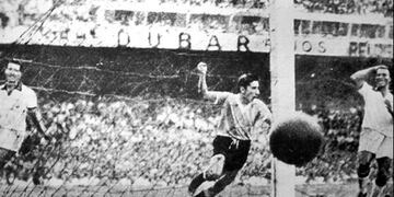 El delantero uruguayo Alcides Ghiggia acaba de convertir el gol del triunfo más sorprendente de los Mundiales\u002E Brasil era víctima del Maracanazo, y lo lloró el país más feliz del mundo\u002E