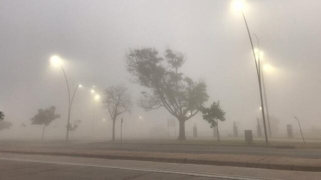 La ciudad amaneció con bancos de niebla.
