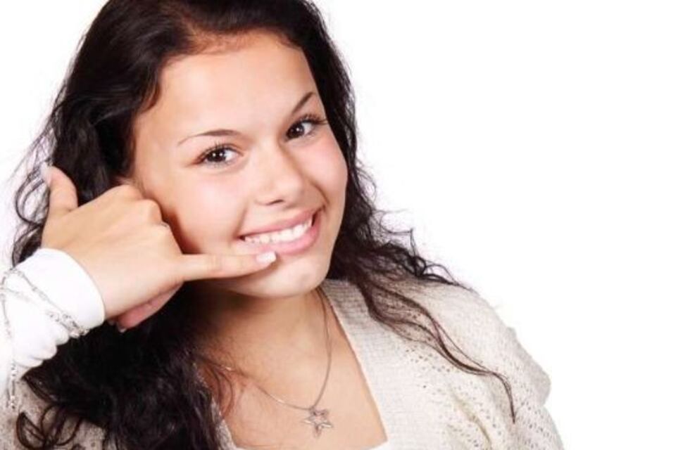 Viral en redes: un video de Tik Tok muestra el nuevo y diferente gesto que hacen los niños para indicar que hablan por teléfono