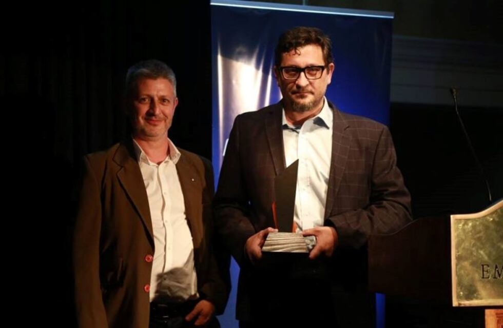 Los periodistas rosarinos que escribieron el libro sobre "Los Monos" fueron premiados