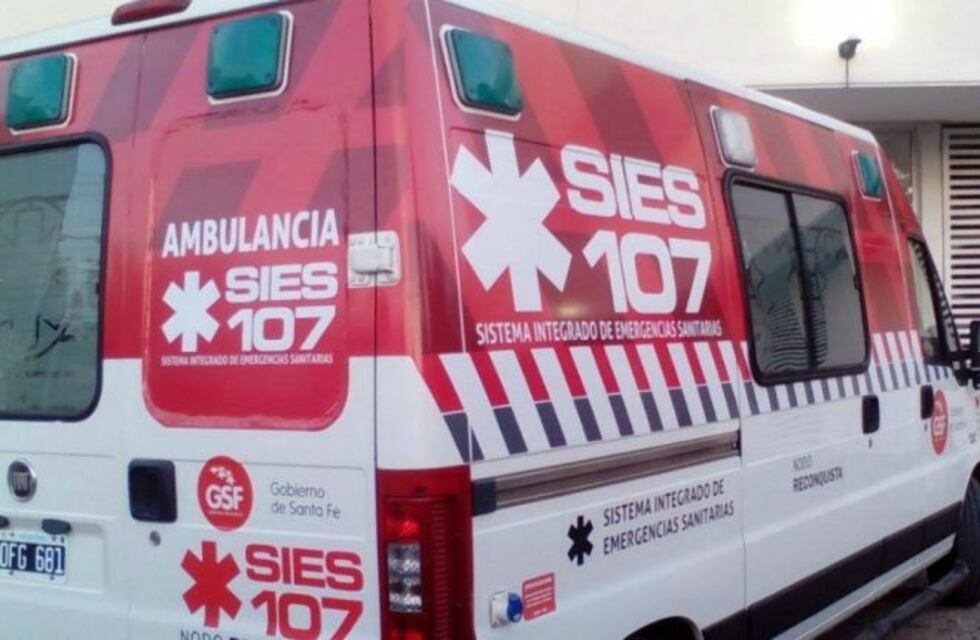 Un auto chocó contra la pared de una casa y el conductor huyó a pie tras el choque