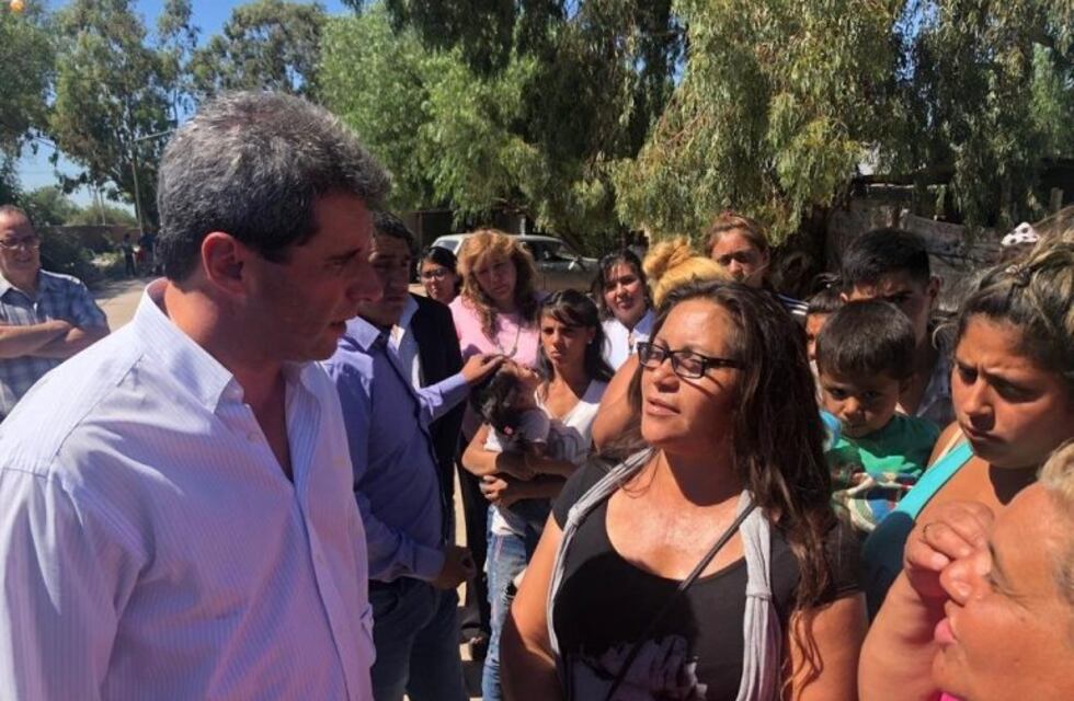 En su regreso, Uñac visitó a las familias afectadas por el temporal