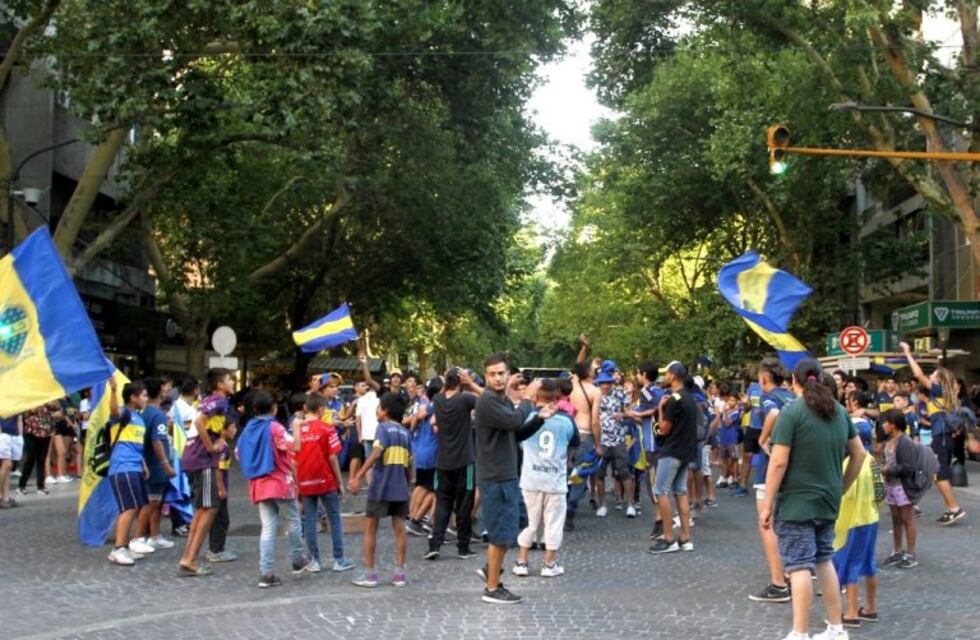 Hinchas de Boca deberán pagar $70 mil de multa por cortar la calle y usar pirotecnia