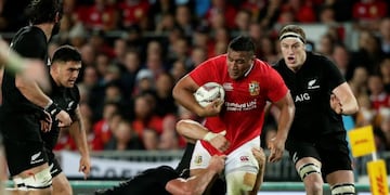 Lions prop forward Mako Vunipola makes a run during the third and final rugby test between the British and Irish Lions and the All Blacks at Eden Park in Auckland, New Zealand, Saturday, July 8, 2017\u002E (AP Photo/Mark Baker) nueva zelanda Mako Vunipola partido test match amistoso rugby rugbiers partido seleccion nueva zelanda inglaterra