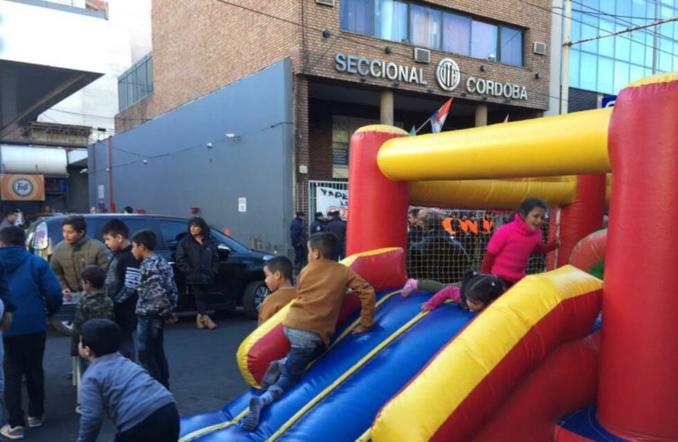 Gremios instalan peloteros frente a la sede de UTA
