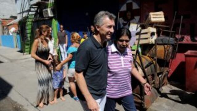 DYN600, BUENOS AIRES 24/12/2016, EL PRESIDENTE DE LA NACION, MAURICIO MACRI, JUNTO A MARGARITA BARRIENTOS, DURANTE SU VISITA AL COMEDOR LOS PILETONES, UBICADO EN EL BARRIO PORTEu00d1O DE VILLA SOLDATI.nFOTO:DYN/PABLO AHARONIAN.