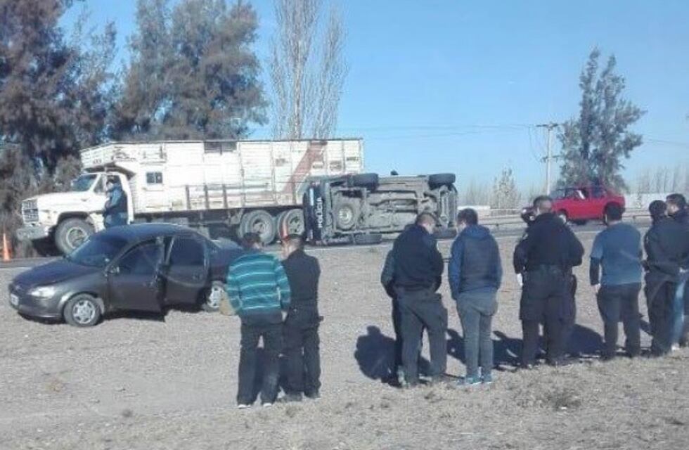 Volcó un móvil policial y se complicó el tránsito en el acceso sur mendocino