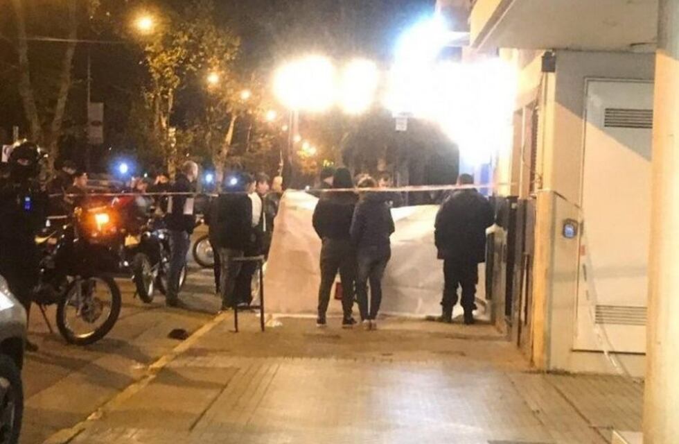 Un hombre bajó de una camioneta y mató a un cliente de un bar de Pichincha