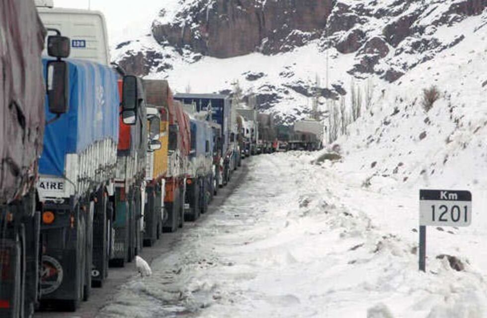 Tras el cierre del paso Cristo Redentor hay más de 500 camiones varados